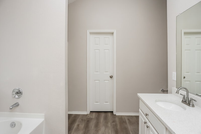 2,250/Mo, 1203 Hampton Dr Forney, TX 75126 Main Bathroom View