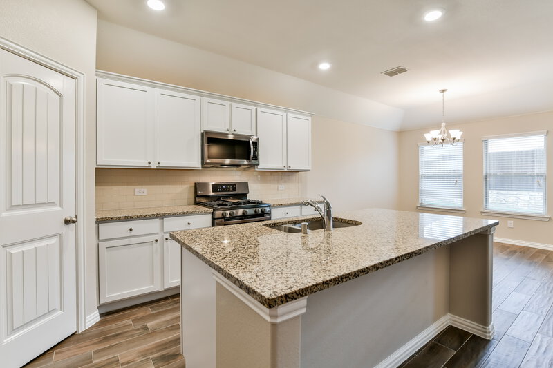 2,520/Mo, 818 Silverbell St Princeton, TX 75407 Kitchen View 2