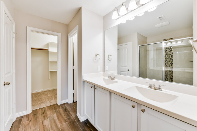 2,520/Mo, 818 Silverbell St Princeton, TX 75407 Primary Bathroom View