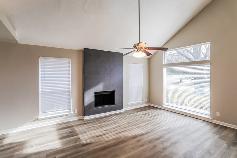 2,250/Mo, 5320 Rowcrop Dr Arlington, TX 76017 Living Room View 2