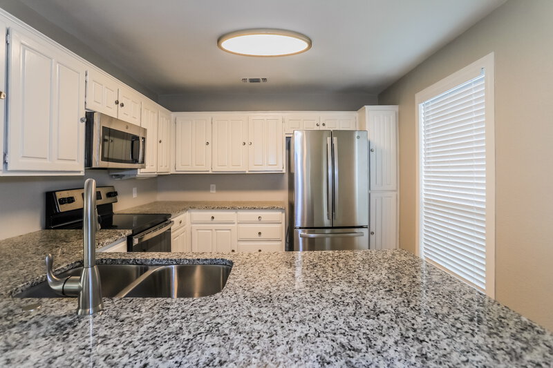 2,250/Mo, 5320 Rowcrop Dr Arlington, TX 76017 Kitchen View 2