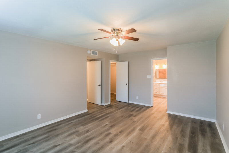 2,250/Mo, 5320 Rowcrop Dr Arlington, TX 76017 Main Bedroom View 2