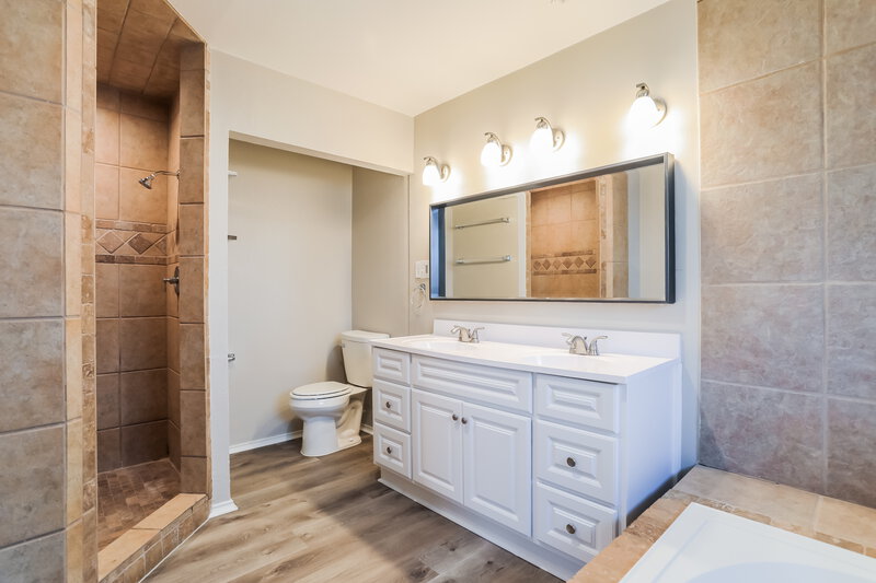 2,250/Mo, 5320 Rowcrop Dr Arlington, TX 76017 Walk In Closet View