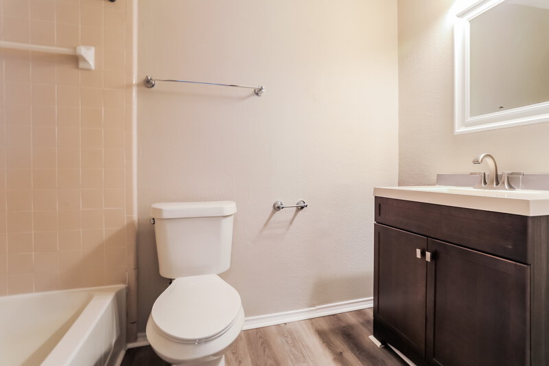 2,250/Mo, 5320 Rowcrop Dr Arlington, TX 76017 Bathroom View