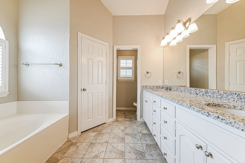 2,455/Mo, 105 Marquette St Forney, TX 75126 Main Bathroom View