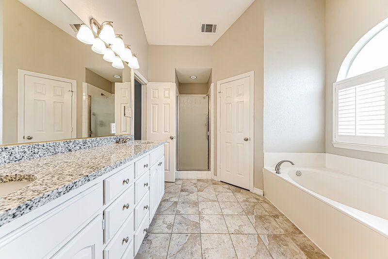 2,455/Mo, 105 Marquette St Forney, TX 75126 Main Bathroom View 2