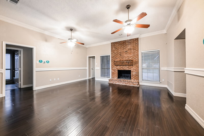 2,560/Mo, 704 Fox Glen Rd Lancaster, TX 75146 Living Room View 2