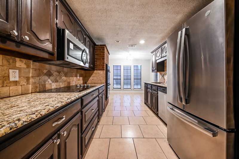 2,560/Mo, 704 Fox Glen Rd Lancaster, TX 75146 Kitchen View