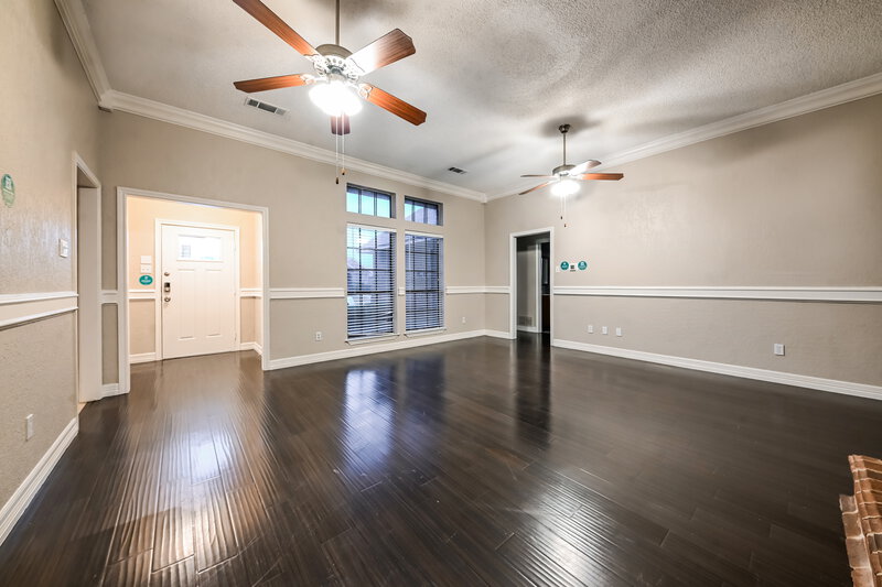 2,560/Mo, 704 Fox Glen Rd Lancaster, TX 75146 Family Room View 2
