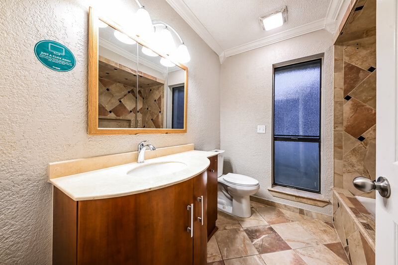 2,560/Mo, 704 Fox Glen Rd Lancaster, TX 75146 Main Bathroom View