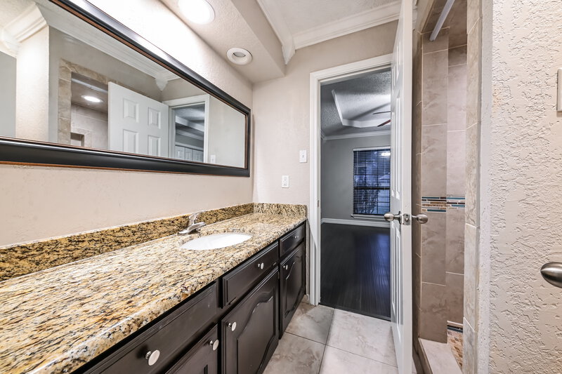 2,560/Mo, 704 Fox Glen Rd Lancaster, TX 75146 Bathroom View