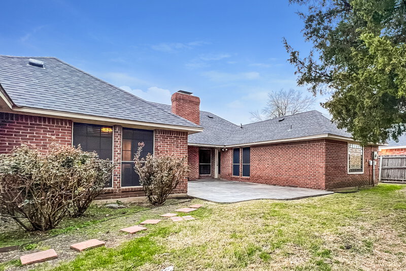 2,560/Mo, 704 Fox Glen Rd Lancaster, TX 75146 Rear View