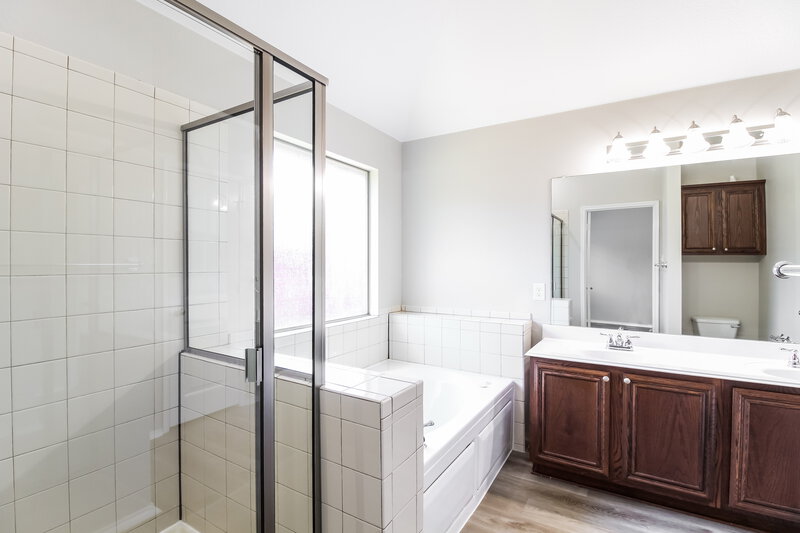 2,050/Mo, 2952 Stockton St Denton, TX 76209 Main Bathroom View