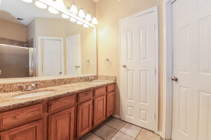 2,325/Mo, 1214 Lone Wolf Trail Carrollton, TX 75007 Main Bathroom View