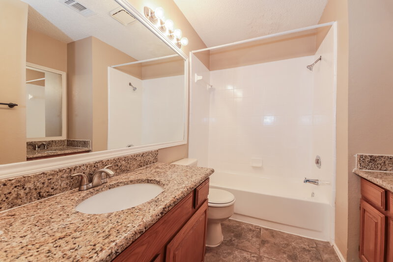 2,325/Mo, 1214 Lone Wolf Trail Carrollton, TX 75007 Bathroom View