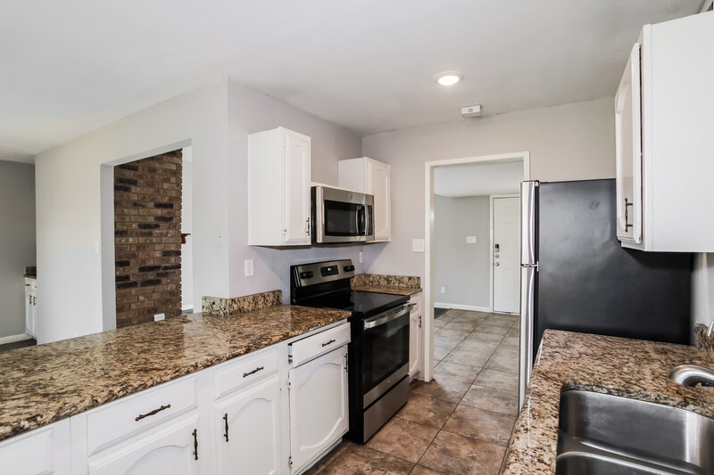 2,285/Mo, 2109 Kings Rd Carrollton, TX 75007 Kitchen View 2