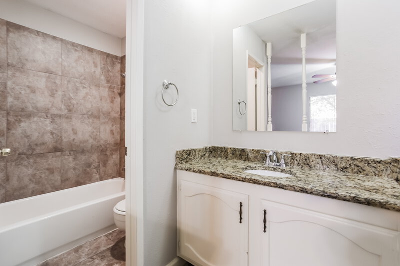 2,285/Mo, 2109 Kings Rd Carrollton, TX 75007 Main Bathroom View