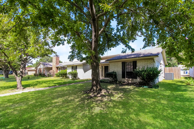 2,055/Mo, 2322 Pueblo Dr Garland, TX 75040 Front View 2