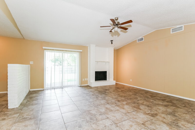 2,055/Mo, 2322 Pueblo Dr Garland, TX 75040 Living Room View 2