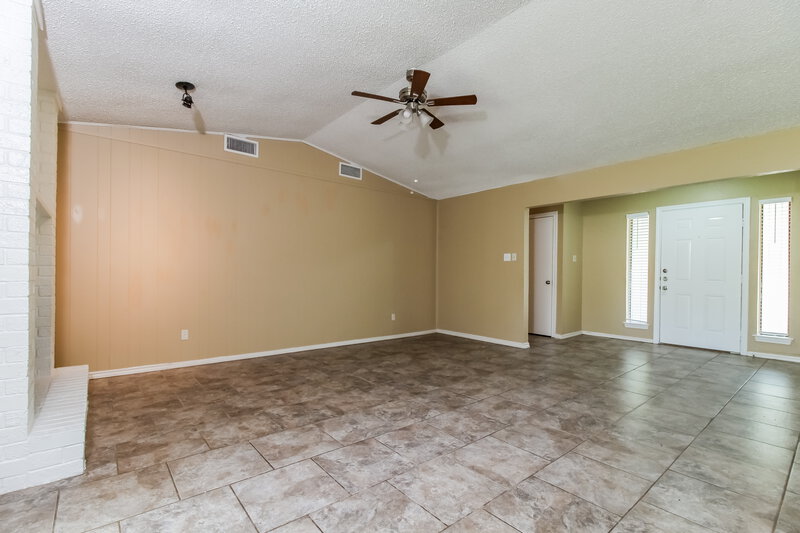 2,055/Mo, 2322 Pueblo Dr Garland, TX 75040 Living Room View 3