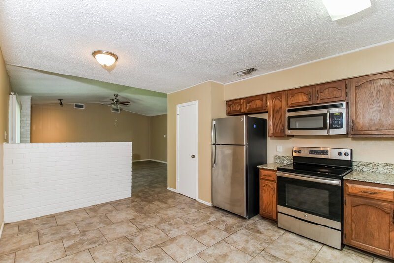 2,055/Mo, 2322 Pueblo Dr Garland, TX 75040 Kitchen View 2