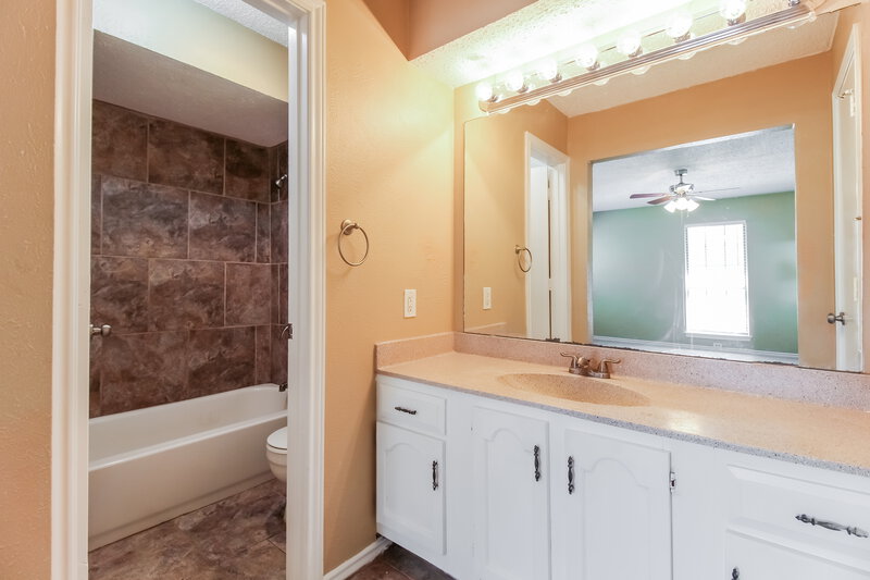 2,055/Mo, 2322 Pueblo Dr Garland, TX 75040 Main Bathroom View