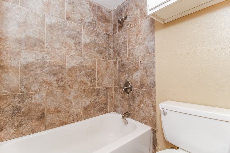 2,055/Mo, 2322 Pueblo Dr Garland, TX 75040 Bathroom View 2