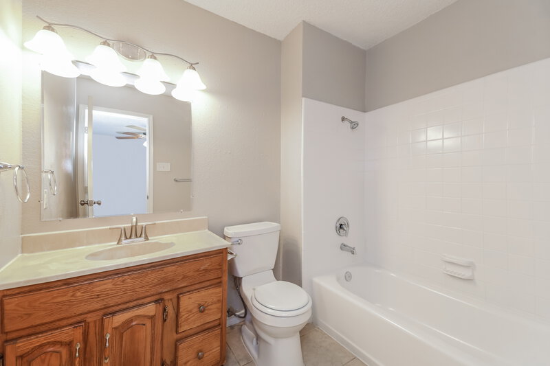 2,435/Mo, 1929 Palo Duro Dr Garland, TX 75040 Main Bathroom View