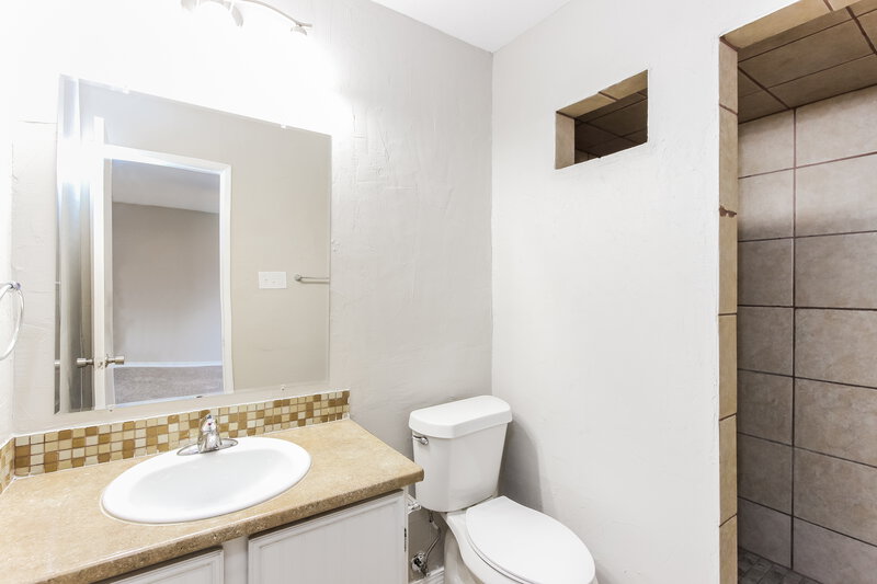 1,765/Mo, 6505 Alta Oaks Dr Garland, TX 75043 Main Bathroom View