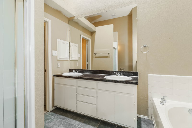 2,165/Mo, 5112 Wedgewood Dr Garland, TX 75043 Main Bathroom View