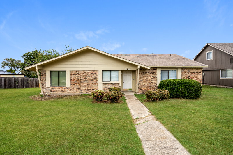 2,230/Mo, 2505 Crown Circle Garland, TX 75044 External View