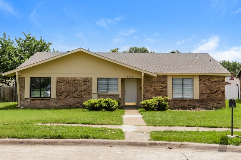2,065/Mo, 2505 Crown Circle Garland, TX 75044 External View
