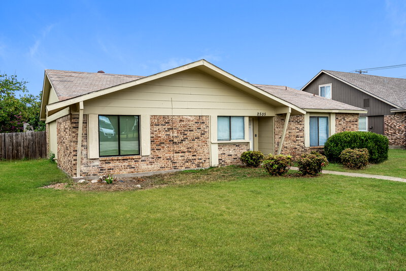 2,230/Mo, 2505 Crown Circle Garland, TX 75044 Front View