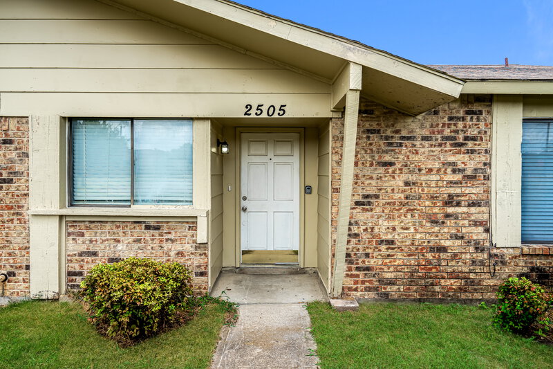 2,230/Mo, 2505 Crown Circle Garland, TX 75044 Front View 2