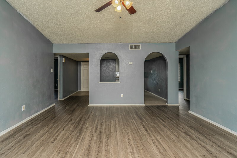 2,230/Mo, 2505 Crown Circle Garland, TX 75044 Living Room View