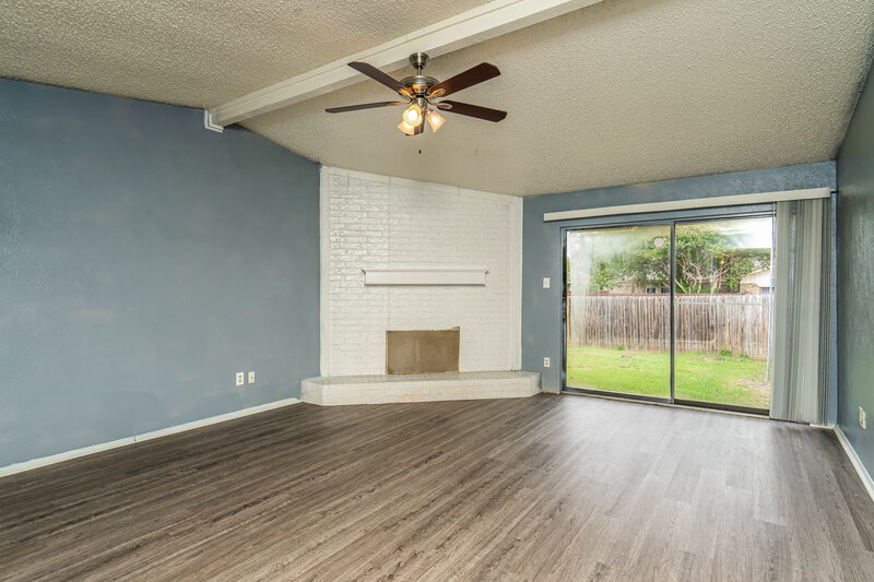 2,230/Mo, 2505 Crown Circle Garland, TX 75044 Living Room View 3