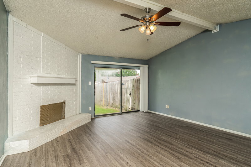 2,230/Mo, 2505 Crown Circle Garland, TX 75044 Living Room View 4