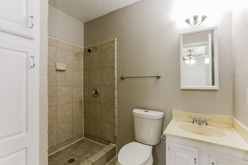 2,065/Mo, 2505 Crown Circle Garland, TX 75044 Bathroom View