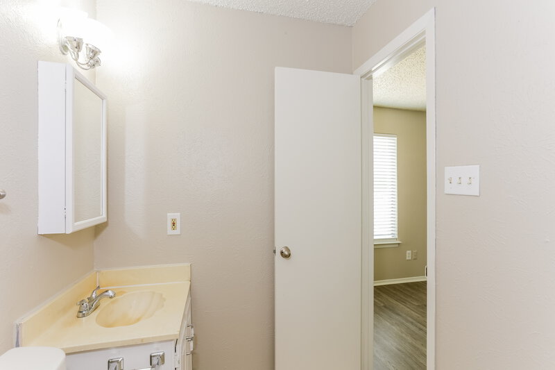2,065/Mo, 2505 Crown Circle Garland, TX 75044 Bathroom View 2