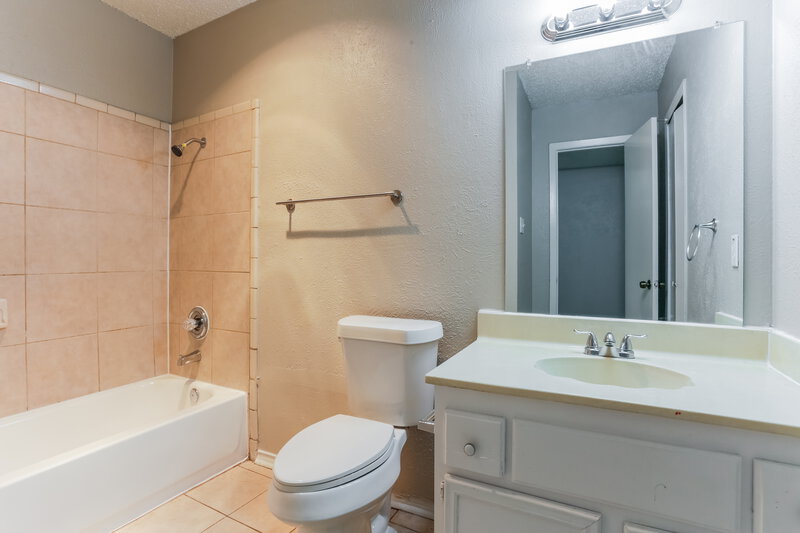 2,065/Mo, 2505 Crown Circle Garland, TX 75044 Bathroom View 3