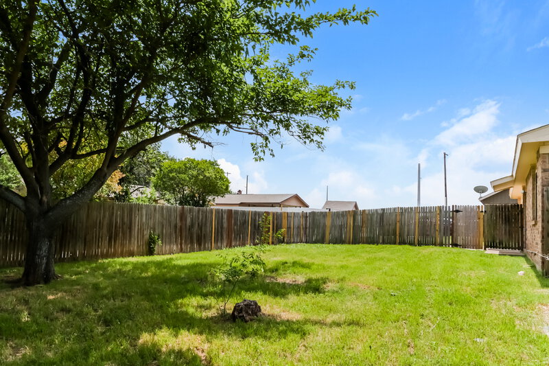 2,065/Mo, 2505 Crown Circle Garland, TX 75044 Backyard View