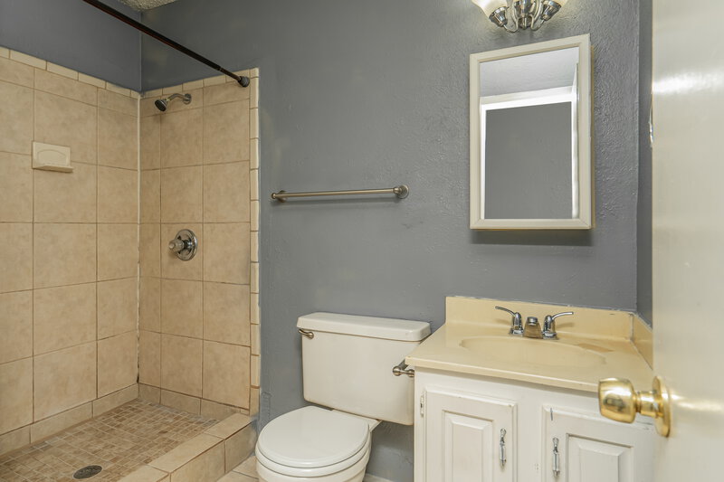 2,230/Mo, 2505 Crown Circle Garland, TX 75044 Main Bathroom View