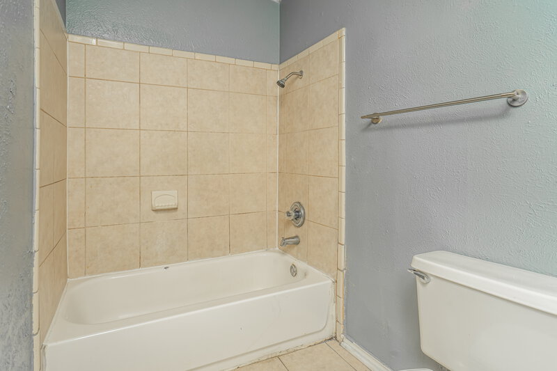 2,230/Mo, 2505 Crown Circle Garland, TX 75044 Bathroom View