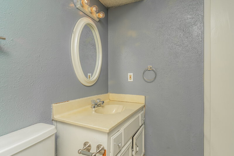 2,230/Mo, 2505 Crown Circle Garland, TX 75044 Bathroom View 2
