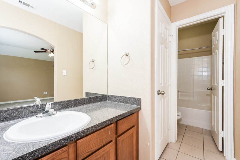 2,295/Mo, 1734 Avenue E Grand Prairie, TX 75051 Main Bathroom View