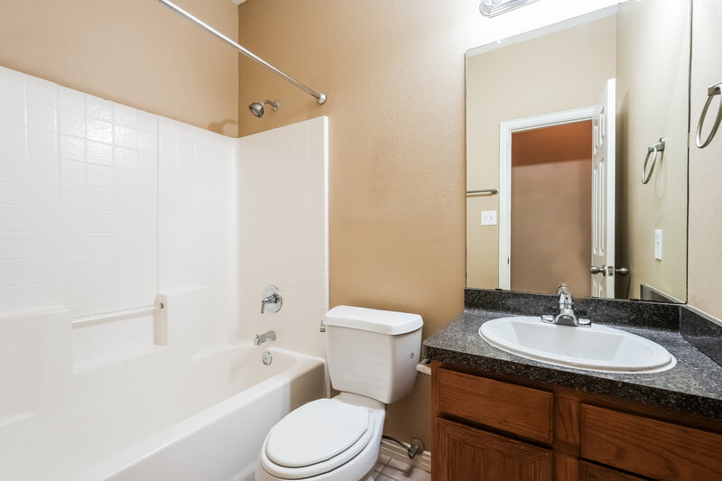 2,295/Mo, 1734 Avenue E Grand Prairie, TX 75051 Bathroom View