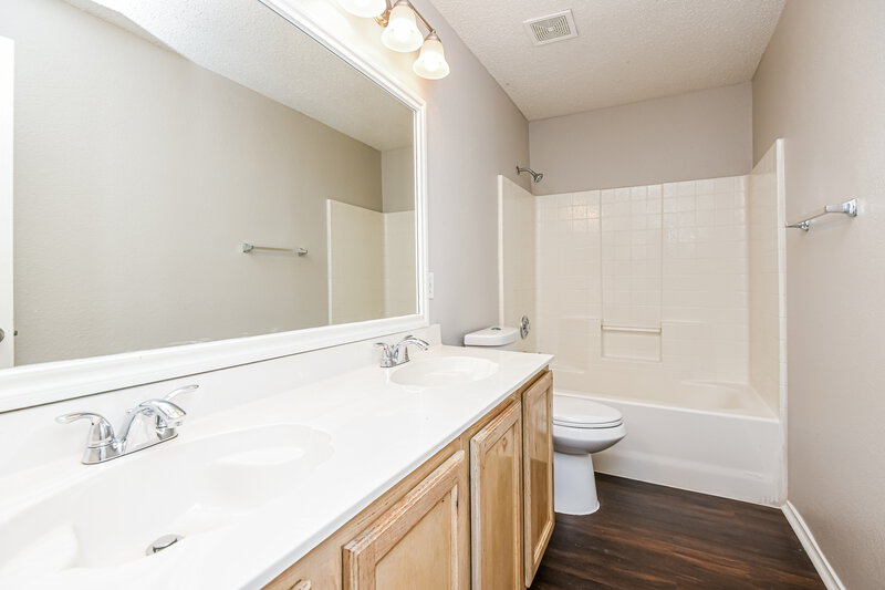 2,910/Mo, 3115 Teodoro Dr Grand Prairie, TX 75052 Main Bathroom View