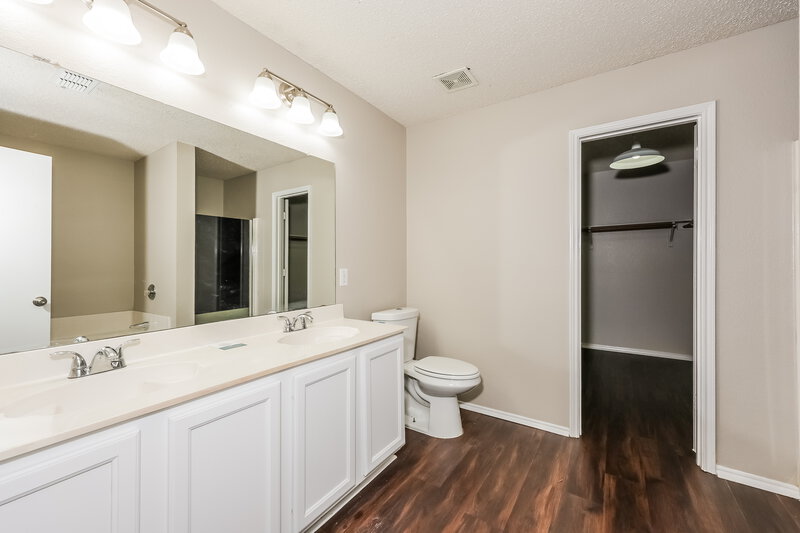 2,935/Mo, 3115 Teodoro Dr Grand Prairie, TX 75052 Main Bathroom View