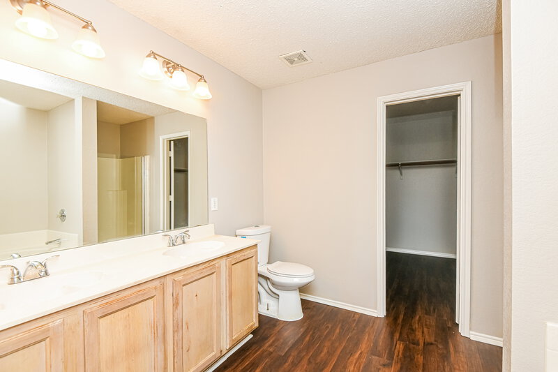 2,910/Mo, 3115 Teodoro Dr Grand Prairie, TX 75052 Bathroom View