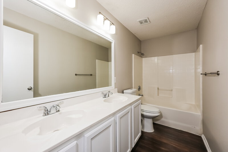 2,935/Mo, 3115 Teodoro Dr Grand Prairie, TX 75052 Bathroom View
